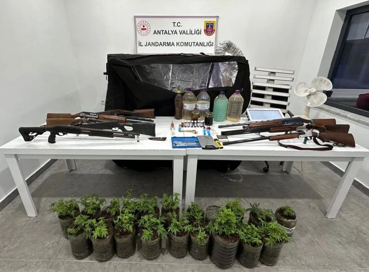 Alanya&rsquo;da Uyuşturucu Operasyonu: Metamfetamin ve Silahlar Ele Ge&ccedil;irildi