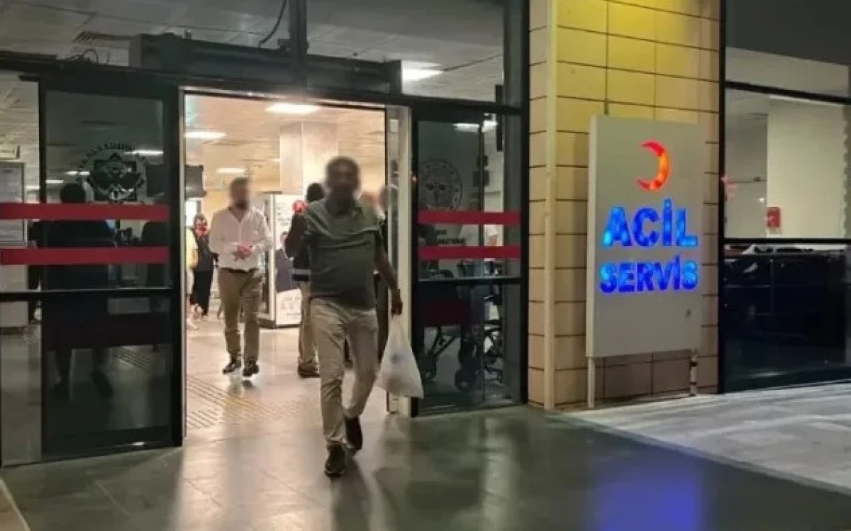 Alanya&rsquo;da Vize Operasyonunda Gerginlik: Ş&uuml;pheli Yakınından Gazetecilere Su Şişeli Tepki