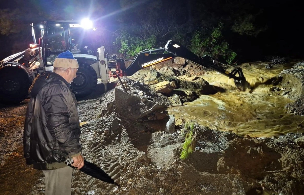 Alanya&rsquo;da Yağış Alarmı: Belediye Ekipleri Gece Boyunca Sahadaydı