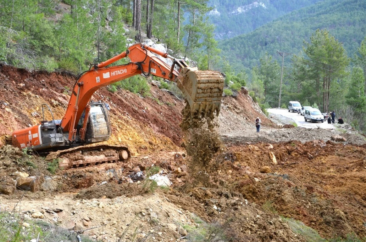 Alanya&rsquo;da Yağış Vurdu, Yolları B&uuml;y&uuml;kşehir A&ccedil;tı