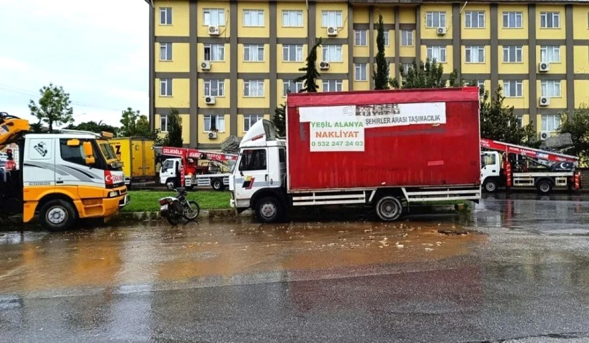 Alanya&rsquo;da Yağmur Sonrası R&ouml;gar Taştı: Vatandaşlar Tepkili