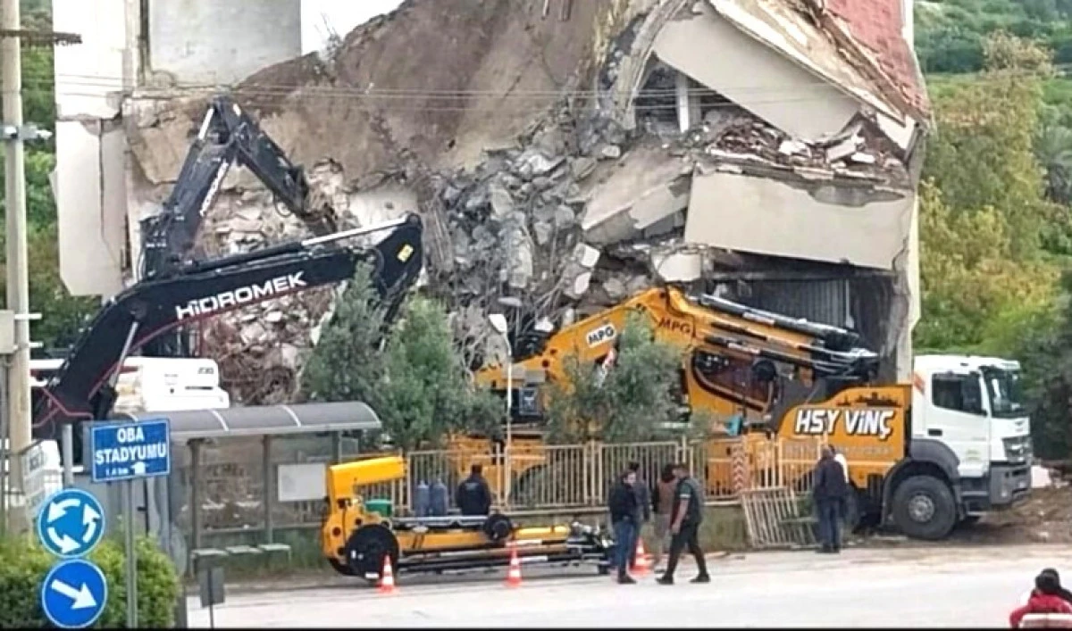ALANYA&rsquo;DA YIKIM SIRASINDA TEHLİKE: KEP&Ccedil;ENİN &Uuml;ZERİNE &Ccedil;&Ouml;KT&Uuml;