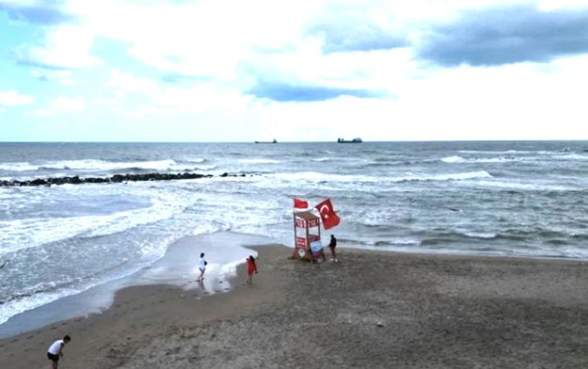 Alanya’da Yüksek Dalgalar Nedeniyle Plajlarda Denize Giriş Yasaklandı