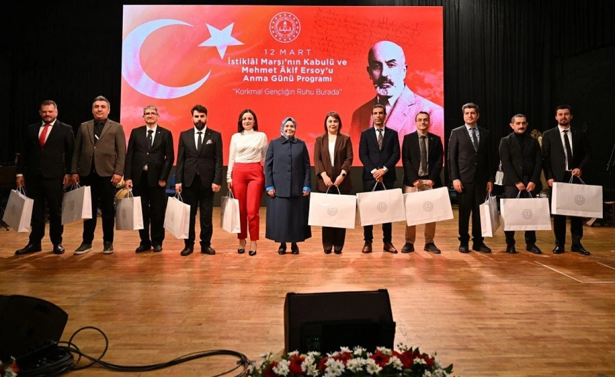 Alanyalı &Ouml;ğretmene Bakanlıktan Beste &Ouml;d&uuml;l&uuml;