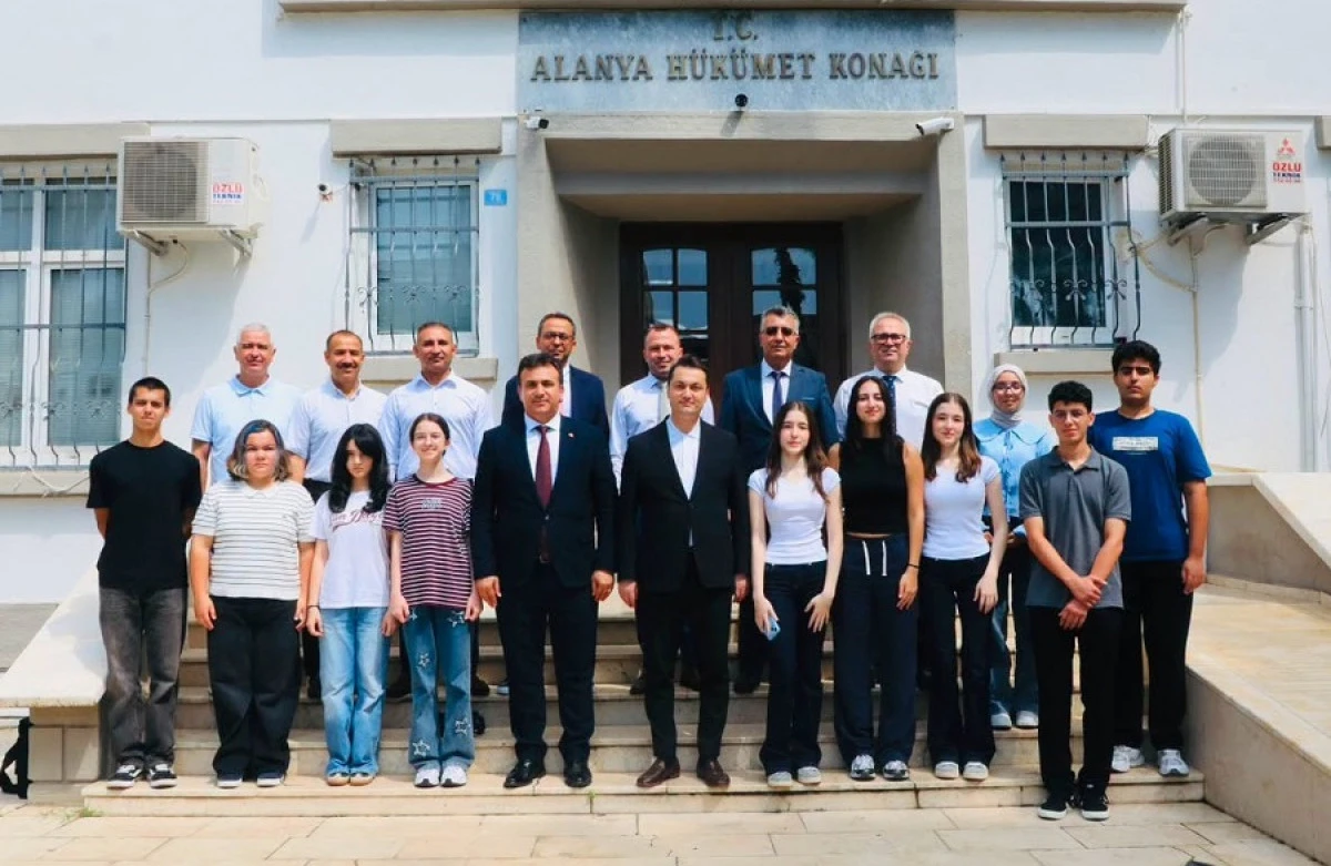 Alanya'nın Gururu &Ouml;ğrenciler Kaymakam &Ouml;zt&uuml;rk'&uuml; Ziyaret Etti