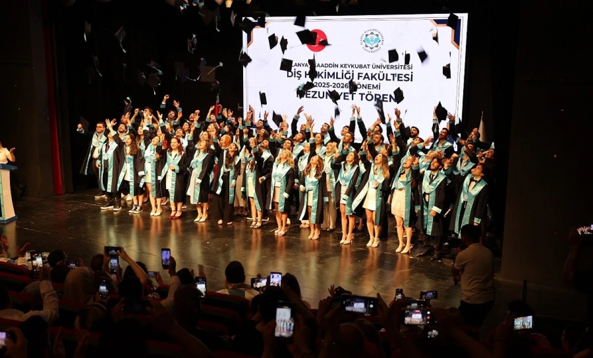 ALK&Uuml; Diş Hekimliği Fak&uuml;ltesi'nde 64 Gen&ccedil; Hekim Mezuniyet Yemini Etti
