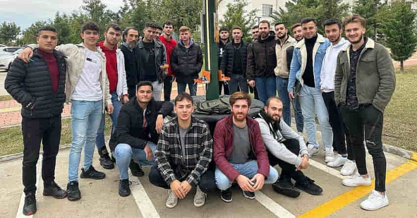 Alkü’lü Öğrencilerden Güneş Enerjili Şarj İstasyonu