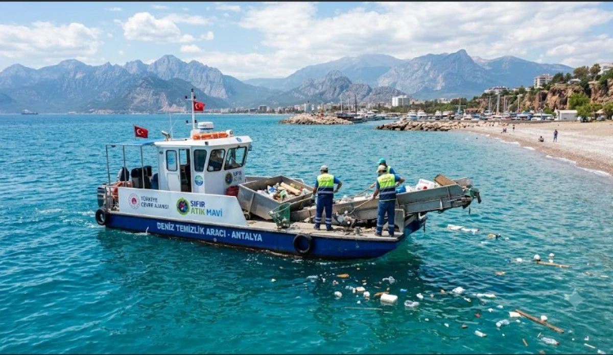 Antalya Kıyılarında Deniz Y&uuml;zeyi Temizliği S&uuml;r&uuml;yor: 10 G&uuml;nde 27 Metrek&uuml;p Atık Toplandı