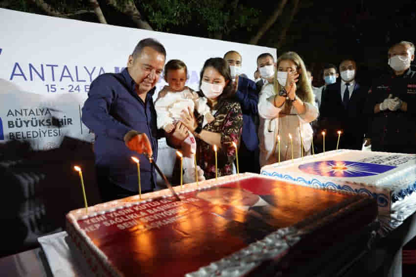 11'inci Antalya Kitap Fuarı'nı 589 bin 756 kişi ziyaret etti