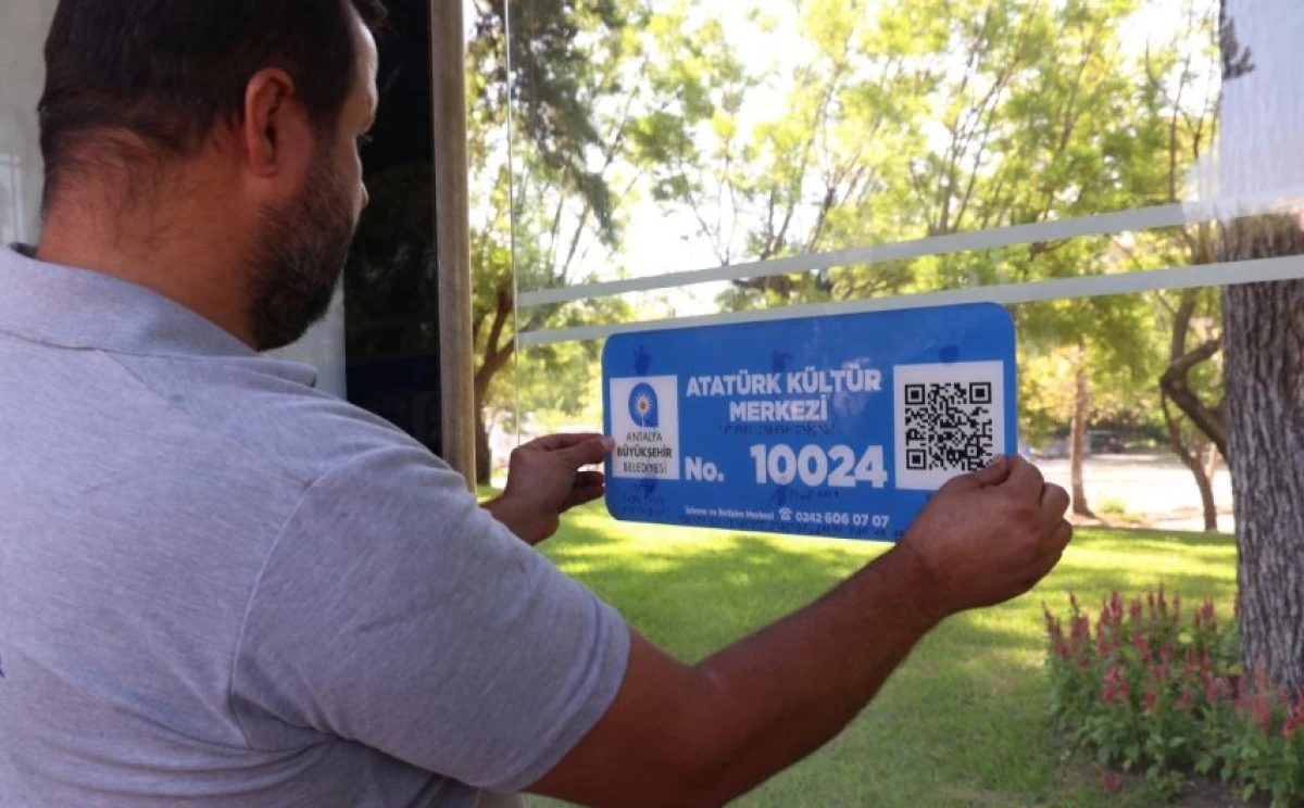Antalya&rsquo;da 1200 Durağa Braille Alfabeli Ve QR Kodlu Levhalar Yerleştiriliyor