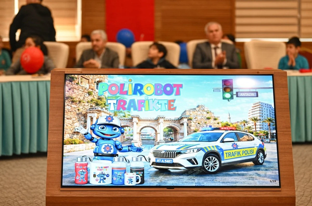 Antalya&rsquo;da &Ccedil;ocuklara Trafik Eğitimi: Polirobot Trafikte Projesi Başladı