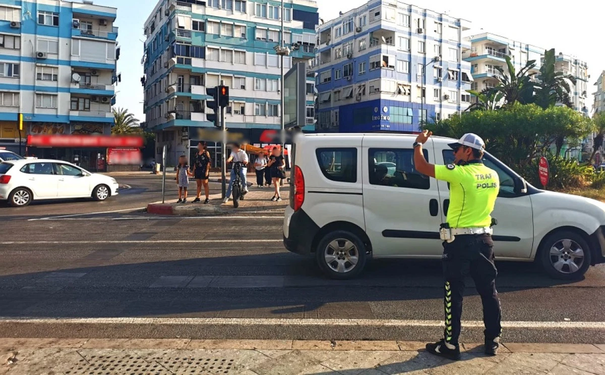 Antalya&rsquo;da Okulların A&ccedil;ılmasıyla Trafik Tedbirleri Artırıldı