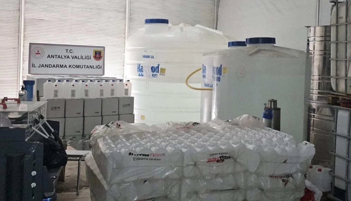 Antalya&rsquo;da Sahte İ&ccedil;ki Operasyonu: 20 Bin 700 Litre Etil Alkol Ele Ge&ccedil;irildi