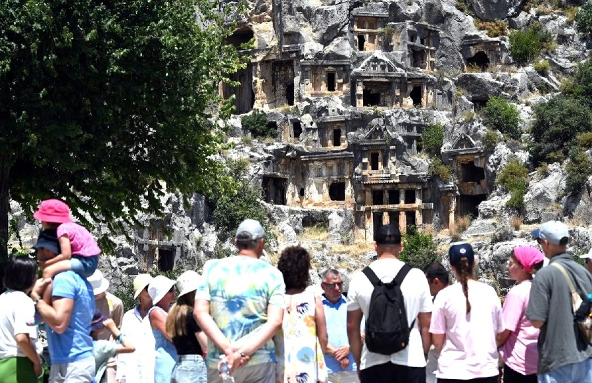 Antalya’da turizmde yeni rekor: 3 Ağustos’ta 105 bin 284 yabancı ziyaretçi