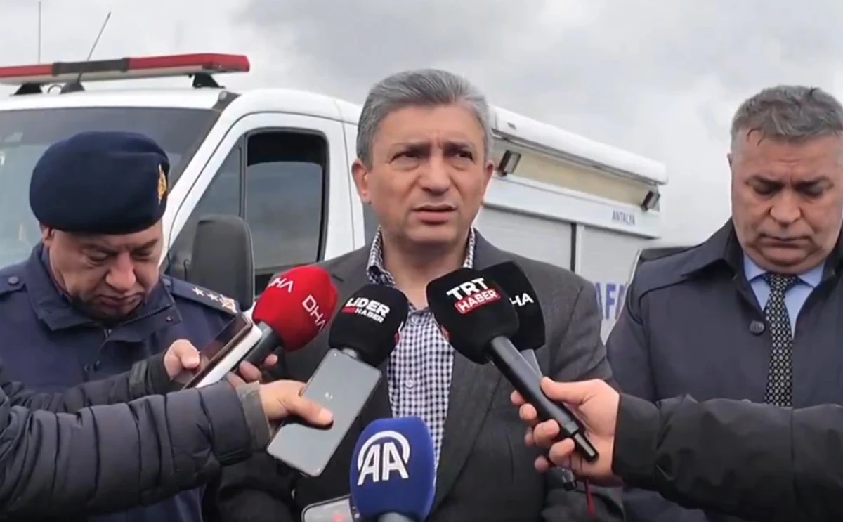 Antalya&rsquo;da Yolcu Otob&uuml;s&uuml; Devrildi: 8 &Ouml;l&uuml;, 26 Yaralı