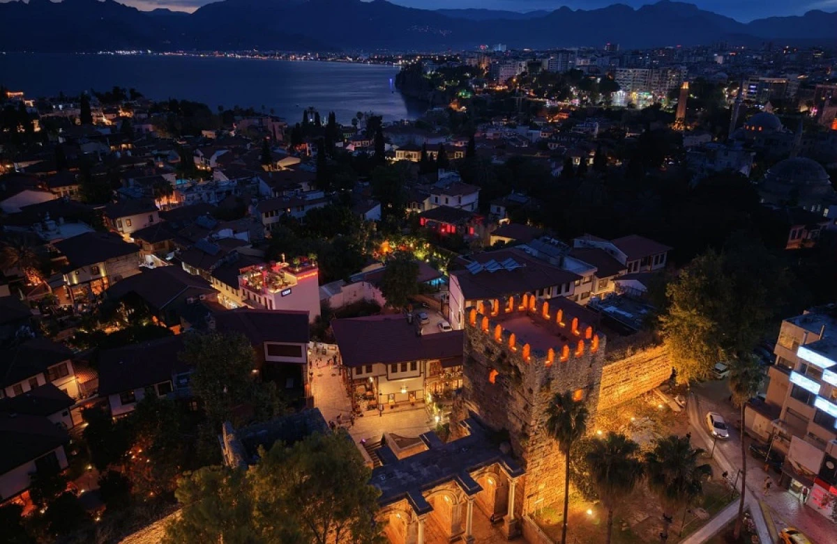 Antalya'nın Tarihi &Uuml;&ccedil;kapıları Gece Işıldıyor