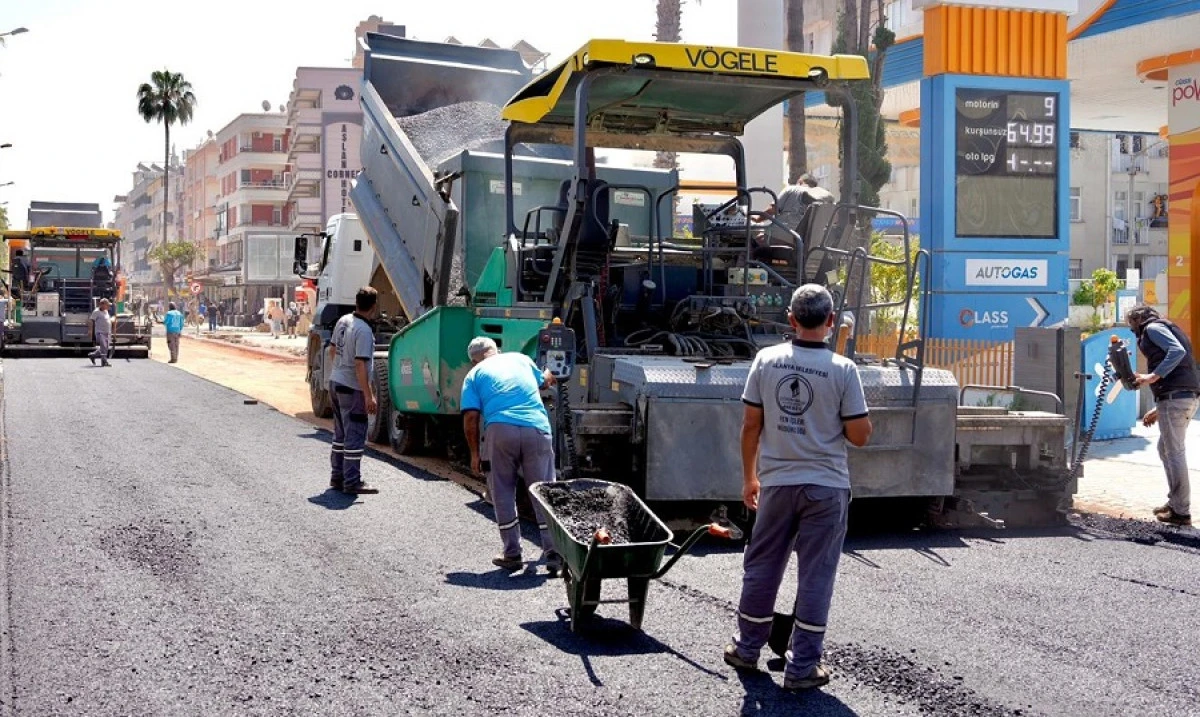 Atat&uuml;rk Caddesi&rsquo;nde Altyapı ve &Uuml;styapı &Ccedil;alışmaları Hızla S&uuml;r&uuml;yor