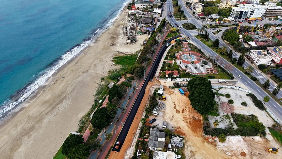 Atat&uuml;rk Caddesi&rsquo;nde Sıcak Asfalt Başladı, İlk Etap Trafiğe A&ccedil;ılıyor