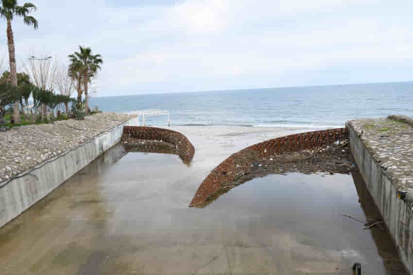 Atık tutucu, çöplerin denize gelmesini engelliyor