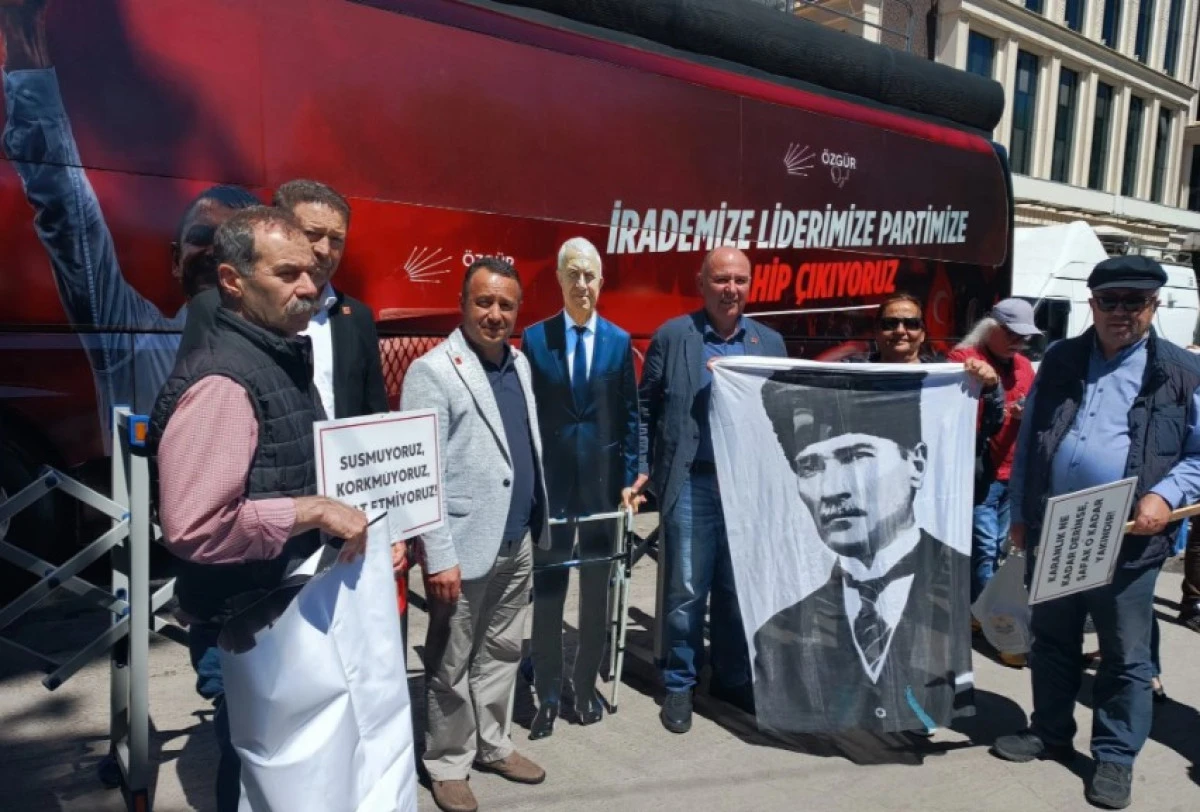 Ayağı Kırıktı, Ankara'da Maketiyle Bayramlaştı