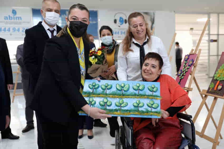 Engelli sanatçının ayaklarıyla yaptığı resimler sergilendi