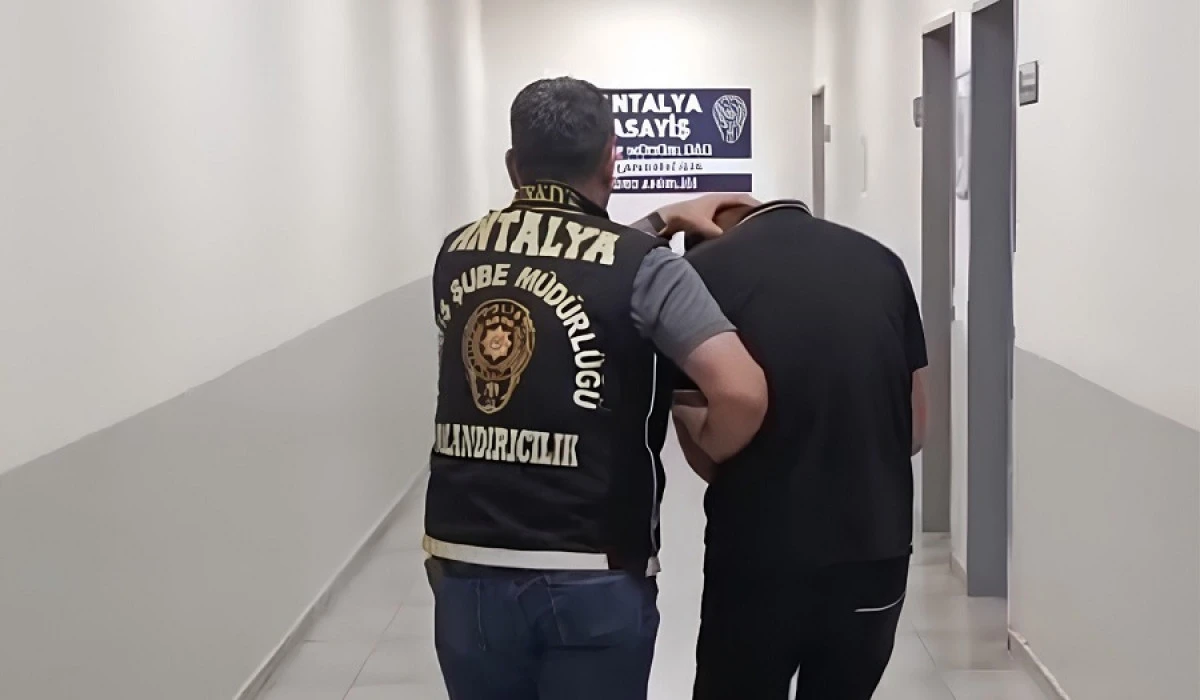 Bankada Para &Ccedil;ekerken Su&ccedil;&uuml;st&uuml; Yakalandı