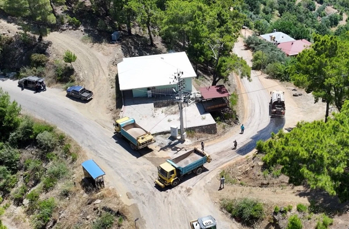Başkan &Ouml;z&ccedil;elik Kırsalda Yol Ve Mahalle Konağı &Ccedil;alışmalarını İnceledi