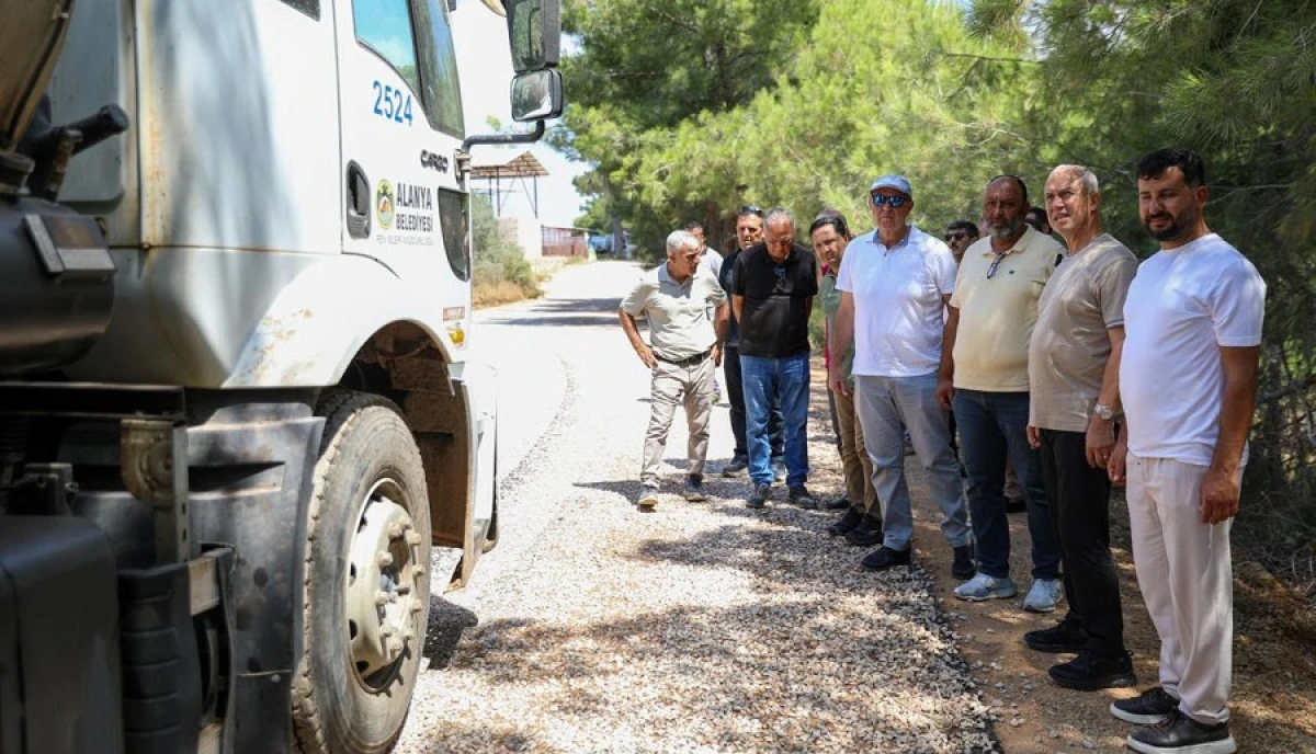 Başkan &Ouml;z&ccedil;elik Okurcalar'daki Yol &Ccedil;alışmalarını Yerinde İnceledi