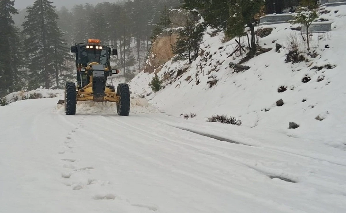 B&uuml;y&uuml;kşehir Ekiplerinin Karla M&uuml;cadelesi S&uuml;r&uuml;yor