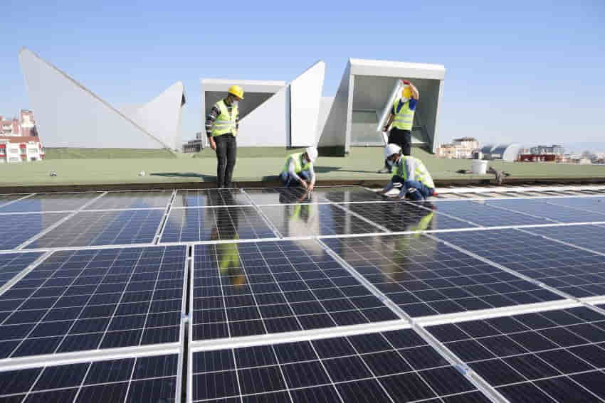 Büyükşehir Belediyesi, çatısından elektrik üretimine başladı