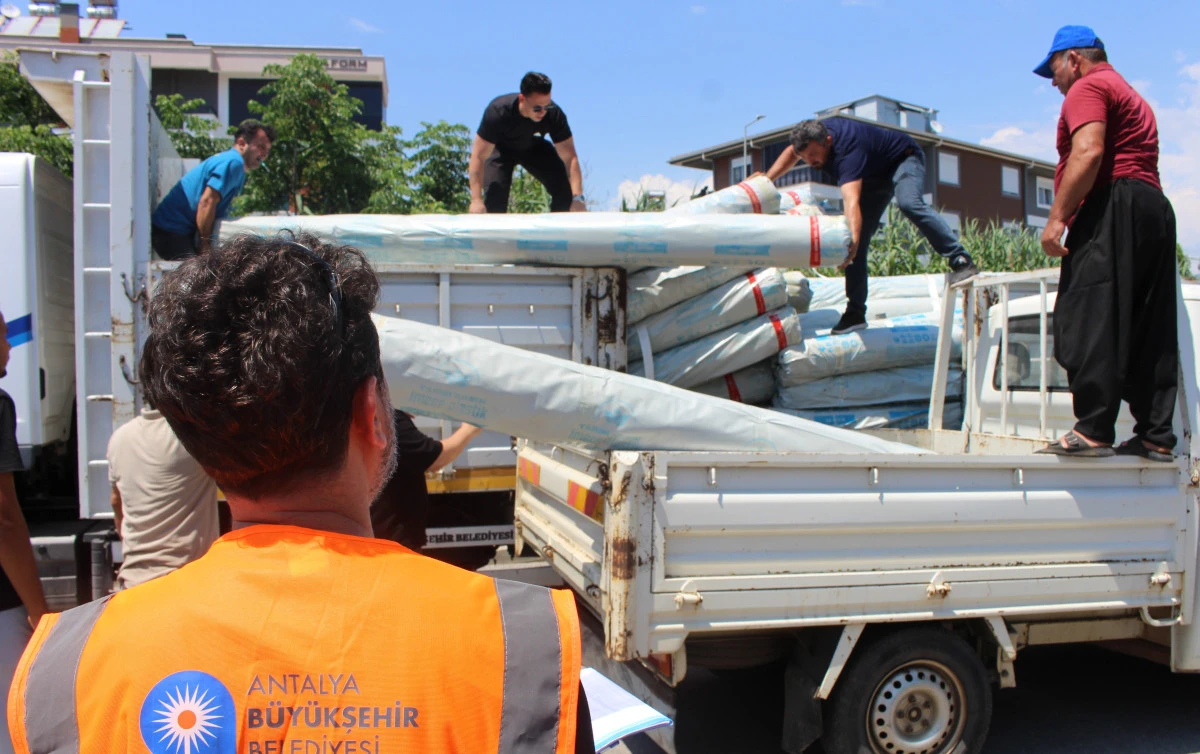 B&uuml;y&uuml;kşehir'den Gazipaşalı &Uuml;reticilere 72 Bin Metrekare Sera Naylonu Desteği