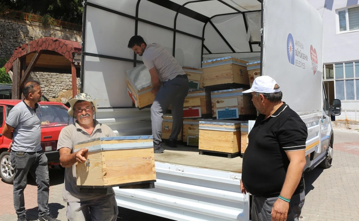 B&uuml;y&uuml;kşehir&rsquo;den G&uuml;ndoğmuş Ve İbradı&rsquo;daki Arıcılara 221 Kovan Desteği