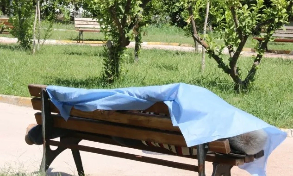 Cami Önünde Bankta Ölü Bulundu