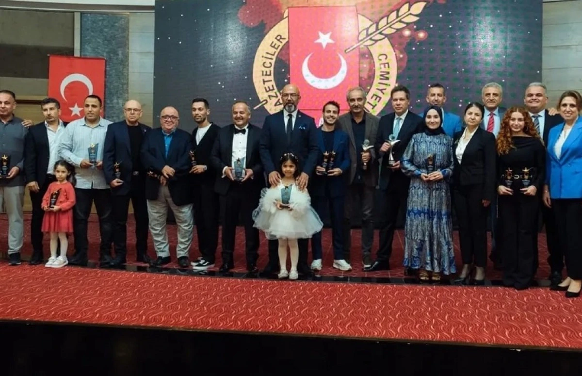 CHP Alanya İlçe Başkanı Bülent Kandemir ve Heyeti AGC Ödül Törenine Katıldı