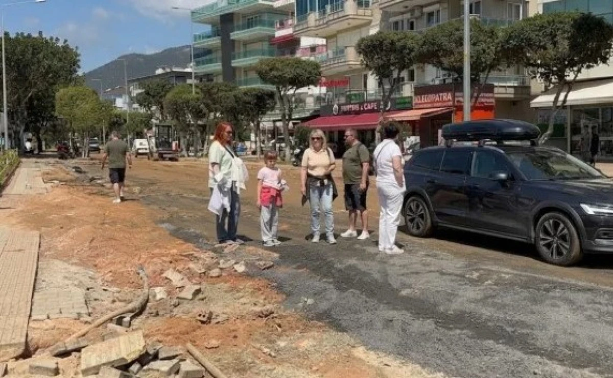 Damlataş&rsquo;ta &ccedil;alışmalar yavaş ilerliyor: esnaf ve turist tepkili