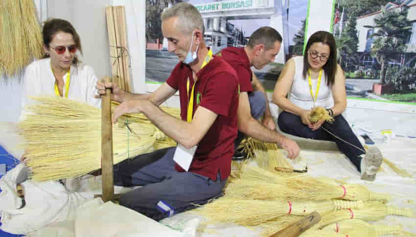 Dedelerinden öğrendikleri yöntemle süpürgecilik mesleğini yaşatmaya çalışıyorlar
