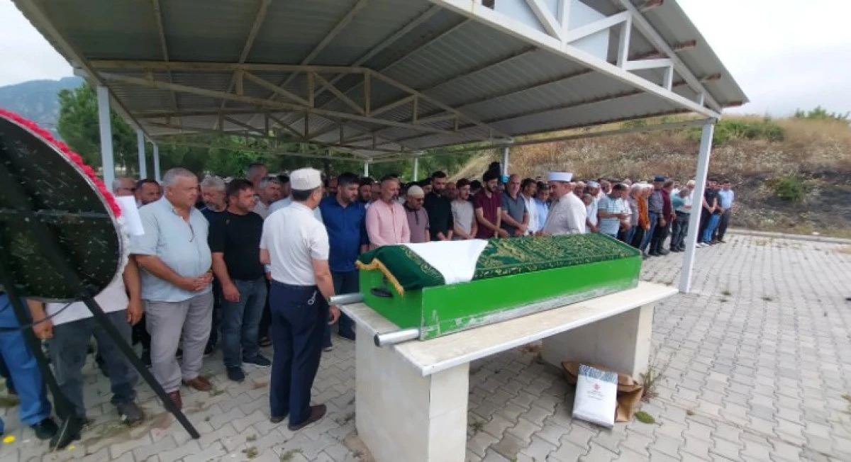 Denizli&rsquo;deki Kazada Hayatını Kaybeden Hayriye Arıkan Son Yolculuğuna Uğurlandı