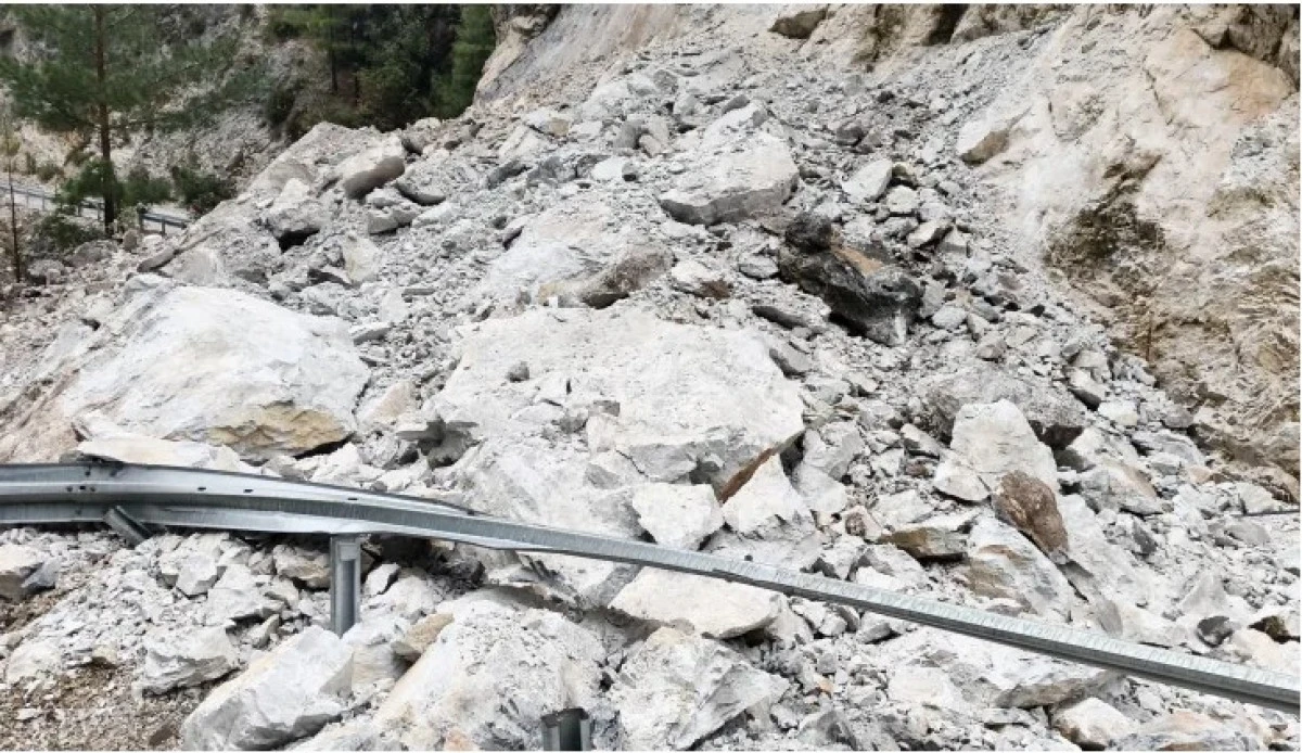 Dim Alacami&rsquo;de Heyelan: K&ouml;y&uuml;n Tek Yolu Kapandı, Vatandaşlar Mahsur Kaldı