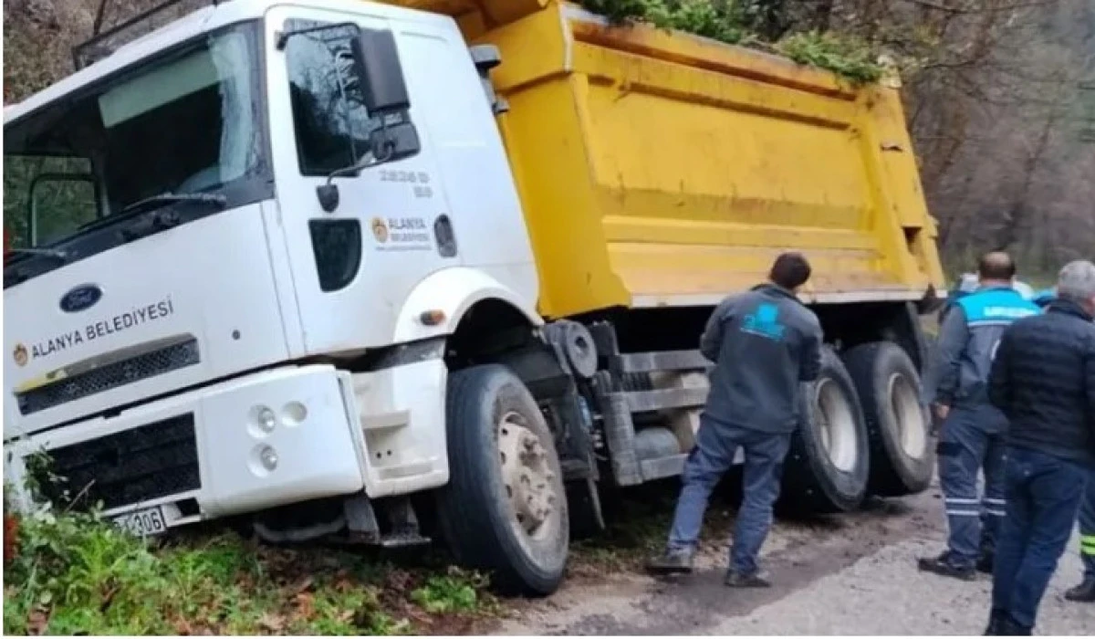Dim&ccedil;ayı Yolunda Belediye Aracı Devrildi