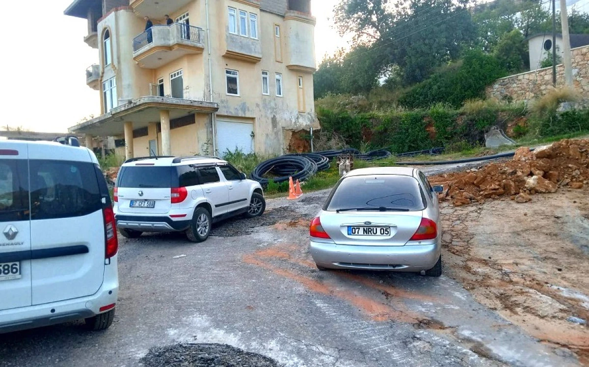 Dinek Mahallesi&rsquo;nde Altyapı Tepkisi: Vatandaş Evine Y&uuml;r&uuml;yerek Gitmek Zorunda Kaldı