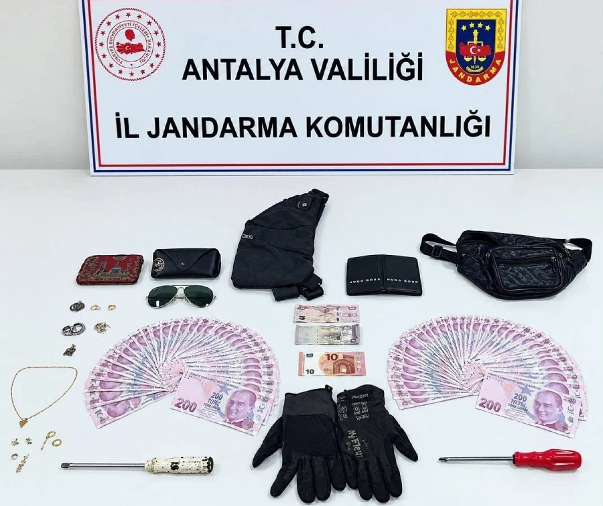 D&ouml;şemealtı&rsquo;nda Otodan Hırsızlık Olayı Aydınlatıldı: 4 Ş&uuml;pheli Yakalandı