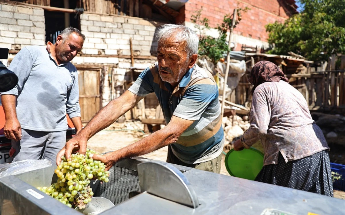 Elmalı&rsquo;da &Uuml;z&uuml;m &Uuml;reticilerine Makine Desteği