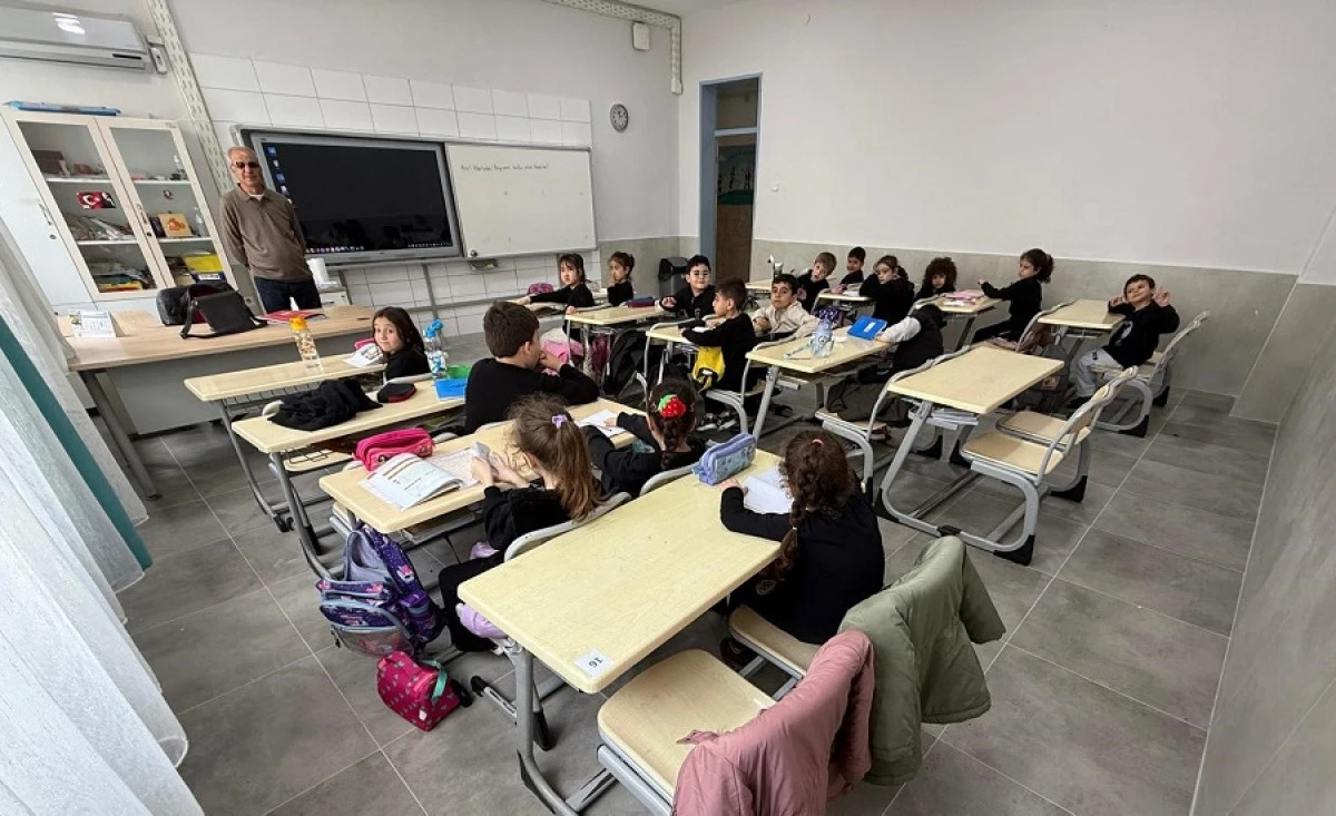 EMŞAV&rsquo;dan Eğitime Destek: Yenilenen Sınıf &Ouml;ğrencilerle Buluştu