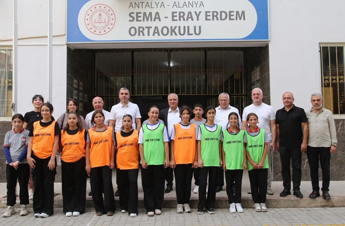 Erdem, Yeni Eğitim Yılının İlk G&uuml;n&uuml;nde &Ouml;ğrencilerle Buluştu