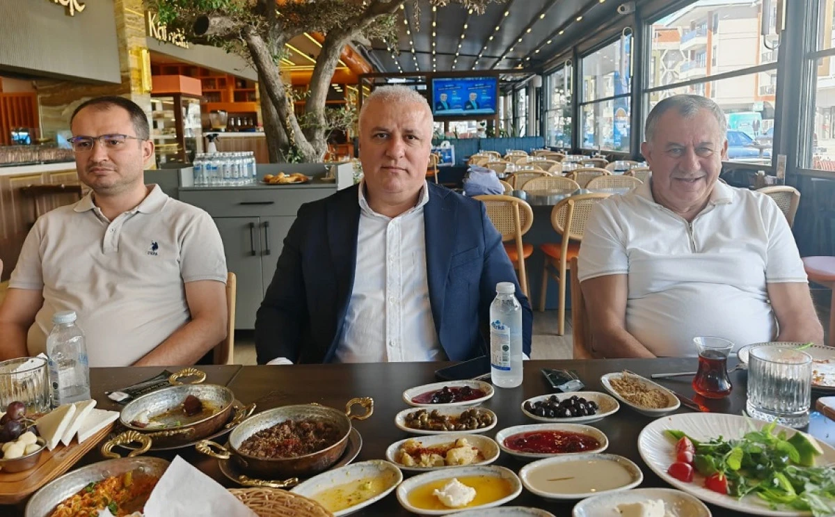 Erdem&rsquo;den Hemşehri Dernekleri İ&ccedil;in &ldquo;Tek &Ccedil;atı&rdquo; &Ouml;nerisi