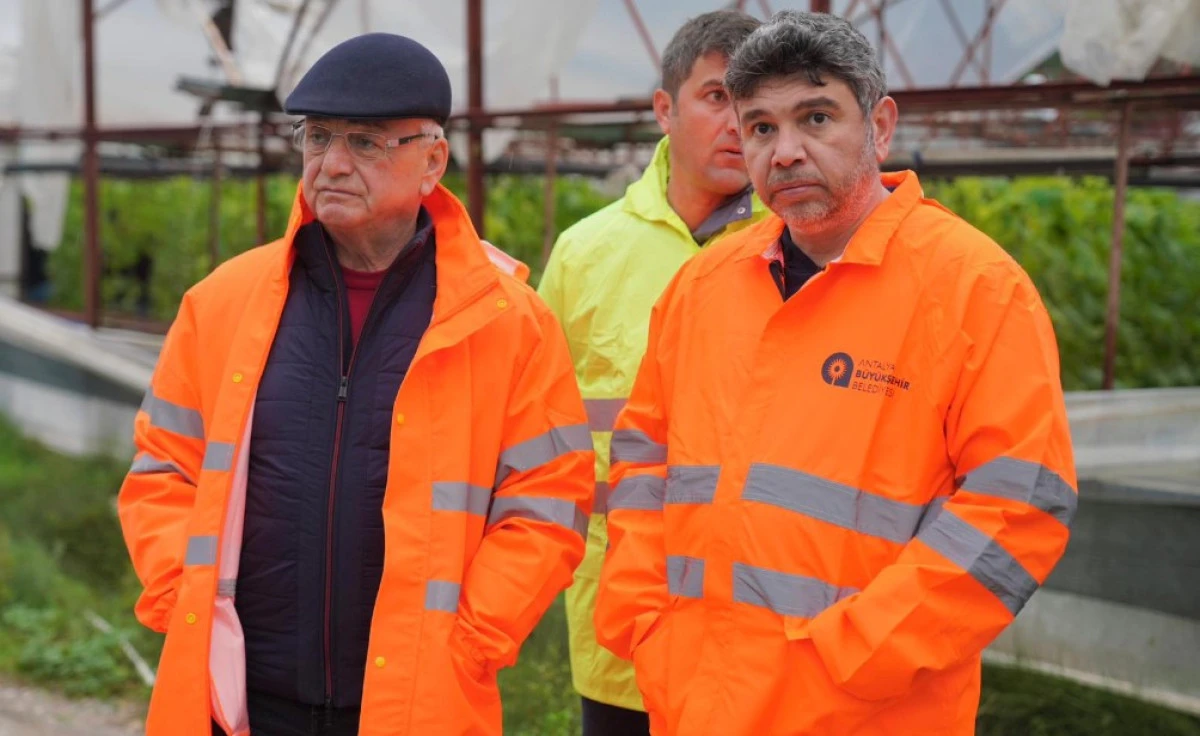 Finike&rsquo;de Hortum Seraları Yerle Bir Etti