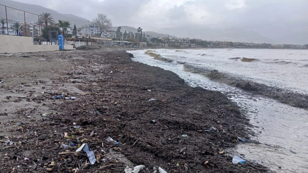 Fırtına Sonrası Alanya İskele Sahili &Ccedil;amur Ve Atıklarla Kaplandı