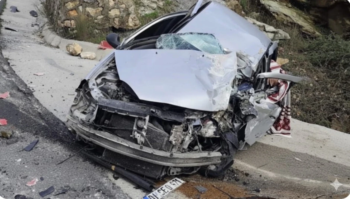 Gaz Pedalı Takıldı, Otomobil Duvara &Ccedil;arptı: S&uuml;r&uuml;c&uuml; Yaralandı