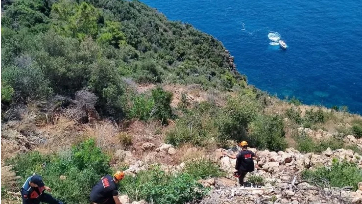 Gazipaşa'da Otomobil U&ccedil;urumdan Denize U&ccedil;tu, S&uuml;r&uuml;c&uuml; Ağır Yaralandı