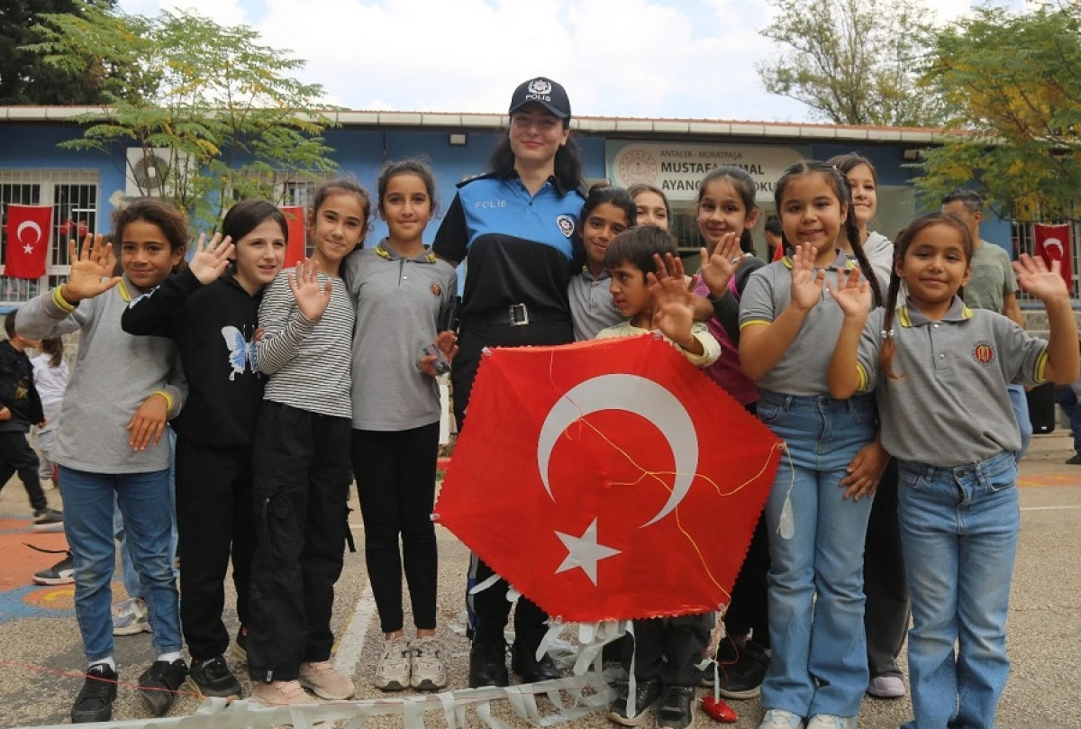 “Geleceğimizi Yazan Genç Yürekler” Projesiyle Uçurtma Şenliği Düzenlendi